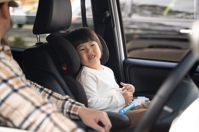 シートに座る子ども